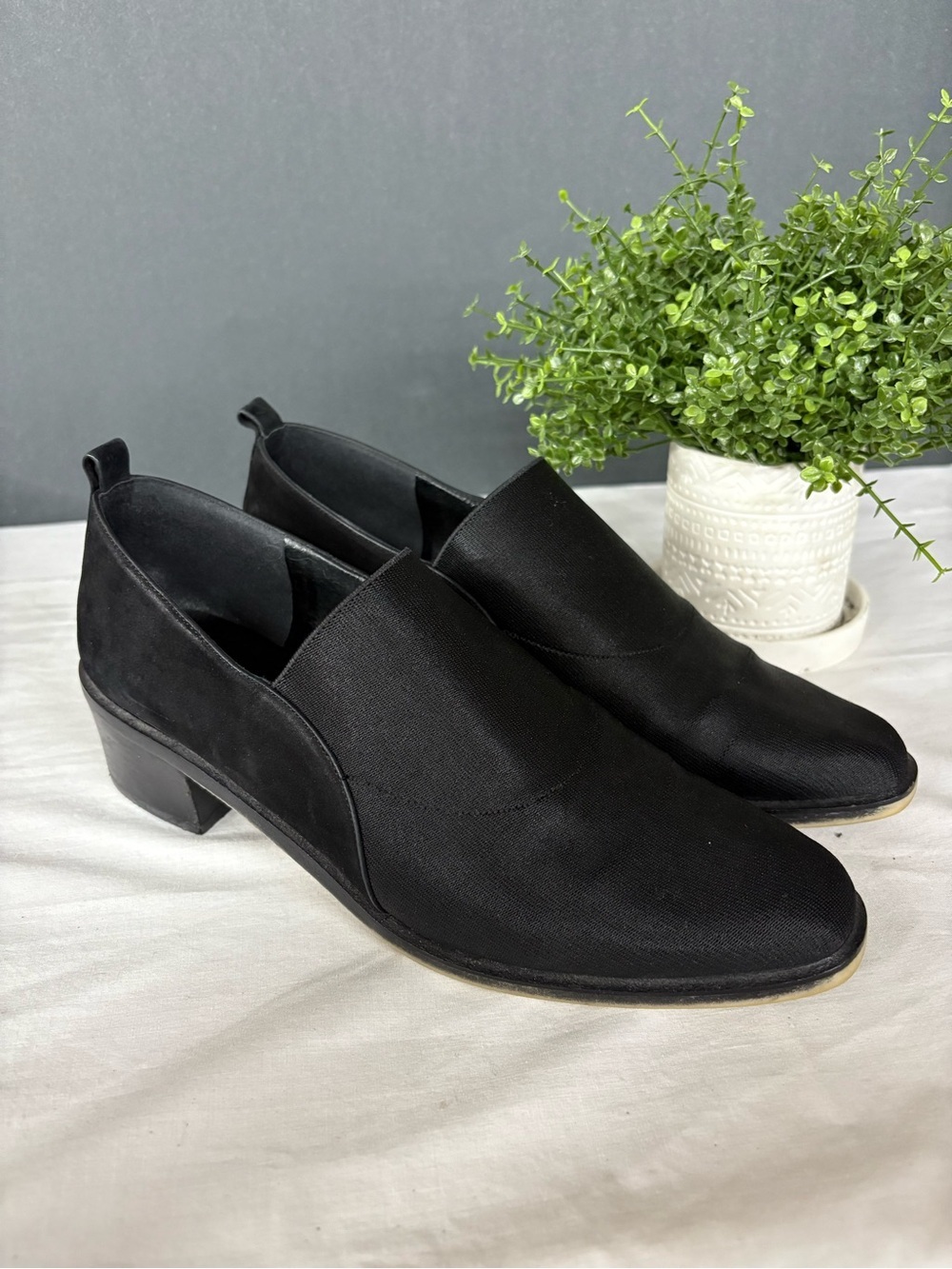 Donald J Pliner Women's Canvas Shoe  Narrow Square Block 1.5” Heel Black Size 8